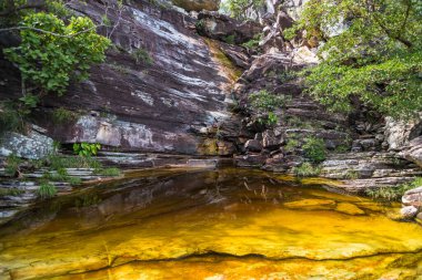 Cachoeira do Abismo (Abyss Waterfall) ve doğal havuz manzarası - Chapada dos Veadeiros (Deers Tableland), Goias, Brezilya