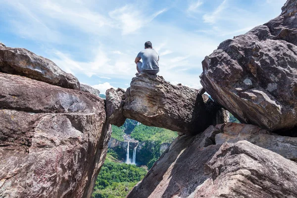 Alto Paraso de Goias, Goias, Brezilya, Aralık 2018 - başrolde Chapada dos Veadeiros 'ta (Geyik Masası) yer alan ve Janela do Abismo' da (Uçurum Pencere) çarpıcı bir manzara)