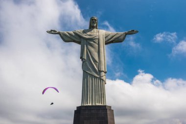 Rio de Janeiro, Rio de Janeiro, Brezilya, Nisan 2019 - Corcovado Dağı 'ndaki Cristo Redentor heykelinin (Kurtarıcı İsa) güzel manzarası