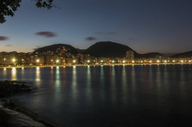 Copacabana Kalesi 'nden (Copacabana Forte de Copacabana) Copacabana sahil şeridinin güzel gece manzarası