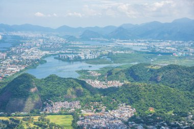 Pedra Bonita - Rio de Janeiro, Brezilya 'dan Barrra da Tijuca ve Recreio dos Bandeirantes mahallelerinin panoramik manzarası