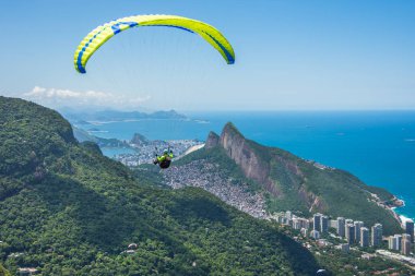 Pedra Bonita 'da yamaç paraşütü yapan bir adamın yakalanması ve güzel bir manzara - Rio de Janeiro, Brezilya