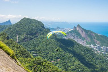 Pedra Bonita 'da yamaç paraşütü yapan bir adamın yakalanması ve güzel bir manzara - Rio de Janeiro, Brezilya