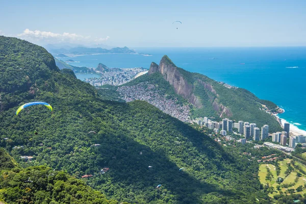 从巴西里约热内卢Pedra Bonita的观点看Morro Dois Irmaos 两兄弟山 — 图库照片