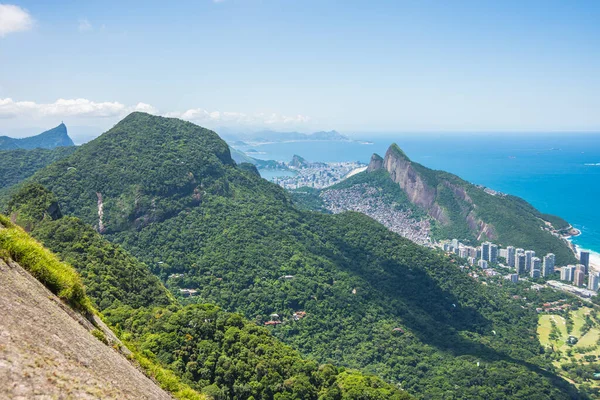 从巴西里约热内卢Pedra Bonita的观点看Morro Dois Irmaos 两兄弟山 — 图库照片