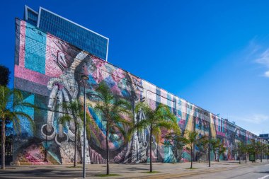 Olimpiyat Bulvarı Rio de Janeiro, Brezilya 'da Eduardo Kobra' nın güzel bir resminin görüntüsü.