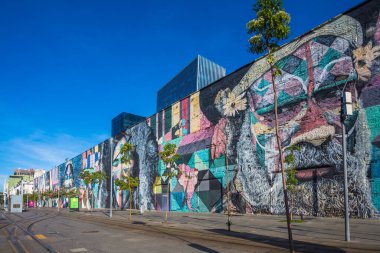 Olimpiyat Bulvarı Rio de Janeiro, Brezilya 'da Eduardo Kobra' nın güzel bir resminin görüntüsü.