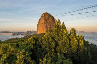 Rio de Janeiro, Brezilya, Nisan 2019 - Gün batımında Sugarloaf Dağı manzarası