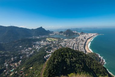 Rio de Janeiro, Rodrigo de Freitas Lagoon, Ipanema ve Leblon 'un güzel panoramik manzarası ve Morro Dois Irmos plajları (Tepe İki Kardeşler) - Rio de Janeiro, Brezilya