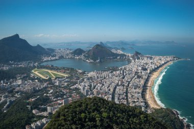 Rio de Janeiro, Rodrigo de Freitas Lagoon, Ipanema ve Leblon 'un güzel panoramik manzarası ve Morro Dois Irmos plajları (Tepe İki Kardeşler) - Rio de Janeiro, Brezilya