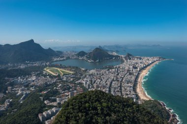 Rio de Janeiro, Rodrigo de Freitas Lagoon, Ipanema ve Leblon 'un güzel panoramik manzarası ve Morro Dois Irmos plajları (Tepe İki Kardeşler) - Rio de Janeiro, Brezilya