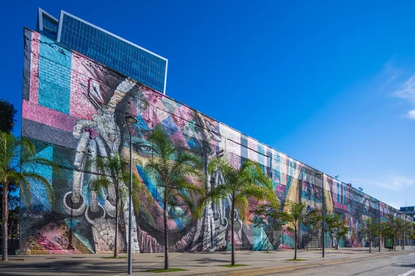 Olimpiyat Bulvarı Rio de Janeiro, Brezilya 'da Eduardo Kobra' nın güzel bir resminin görüntüsü.