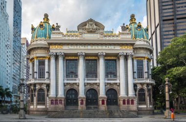 Rio de Janeiro 'daki güzel Belediye Tiyatrosu' nun (Theatro Municipal) ön manzarası, öğleden sonra Brezilya 'daki Rio de Janeiro