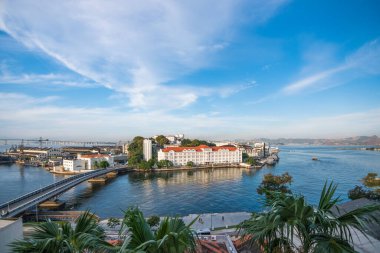 Deniz Kuvvetleri 'nin ana hastanelerinden Rio de Janeiro, Brezilya' daki Mosteiro de Sao Bento 'dan Ilha das Cobras' ın görüntüsü