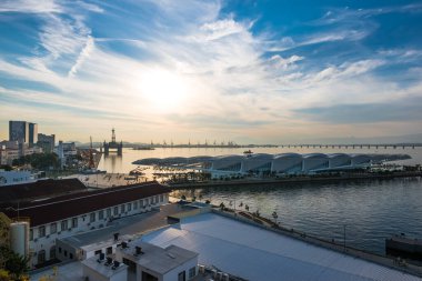Rio de Janeiro, Rio de Janeiro, Brezilya, Haziran 2018 - Mosteiro de Sao Bento tarafından tasarlanmış modern bir müze olan Museu do Amanh 'ın geniş görüşü