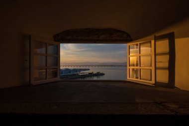 Rio de Janeiro, Rio de Janeiro, Brezilya, Haziran 2018 - Mosteiro de Sao Bento 'nun penceresinden gün batımının görüntüsü