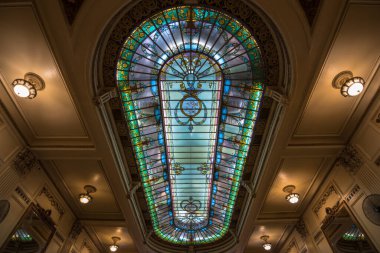 Rio de Janeiro, Rio de Janeiro, Brezilya, Nisan 2019 - Confeitaria Colombo 'nun tavanındaki güzel vitray manzarası (Colombo Fırını))