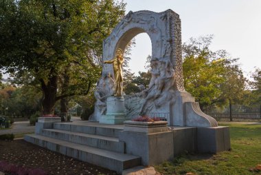 Viyana, Avusturya, Ekim 2018 - Stadtpark 'taki Johann Strauss anıtının güzel manzarası 