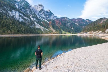 Gosau, Avusturya, Ekim 2018 - Vorderer Gosausee Gölü 'nün sonbahar manzarası - 