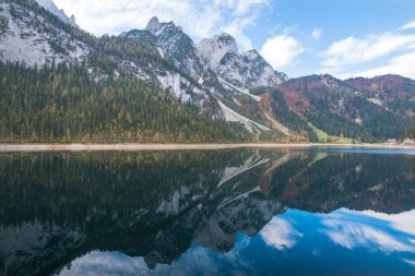 Güz boyunca Vorderer Gosausee Gölü 'nün güzel manzarası - Gosau, Avusturya