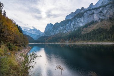 Güz boyunca Vorderer Gosausee Gölü 'nün güzel manzarası - Gosau, Avusturya