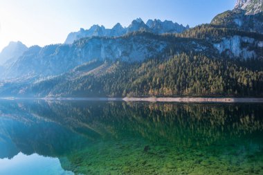 Güz boyunca Vorderer Gosausee Gölü 'nün güzel manzarası - Gosau, Avusturya