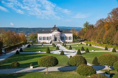 Melk, Avusturya, Ekim 2018 - Stift Melk 'in içinde güzel bir bahçe manzarası (Melk Abbey)