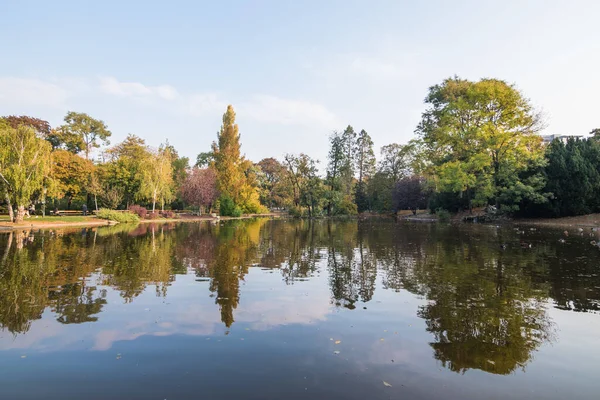 Stadtpark 'ın güzel sabah manzarası Viyana, Avusturya