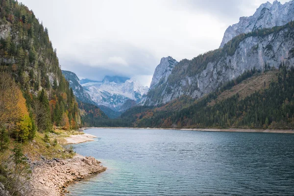 Güz boyunca Vorderer Gosausee Gölü 'nün güzel manzarası - Gosau, Avusturya