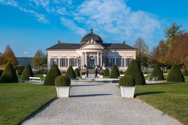 Melk, Avusturya, Ekim 2018 - Stift Melk 'in içinde güzel bir bahçe manzarası (Melk Abbey)