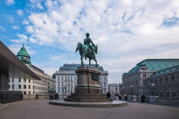 ウィーン オーストリア 2018年10月 フランツ ヨーゼフ1世像とアルベルティーナ美術館の眺め — ストック写真