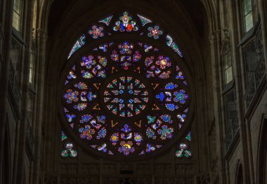 Prag, Çek Cumhuriyeti, Haziran 2019 - St. Vitus Katedrali 'nde güzel bir vitray manzarası 