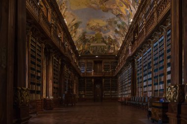 Prag, Çek Cumhuriyeti, Haziran 2019 - Strahov Manastırı 'nda ünlü bir kütüphane olan Thelogical Hall manzarası 