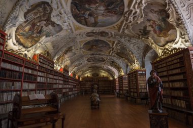 Prag, Çek Cumhuriyeti, Haziran 2019 - Strahov Manastırı 'nda ünlü bir kütüphane olan Thelogical Hall manzarası 