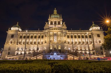 Prag, Çek Cumhuriyeti, Haziran 2019 - Wenceslas Meydanı 'ndaki güzel Prag Ulusal Müzesi' nin (Nrodni Muzeum) gece manzarası 
