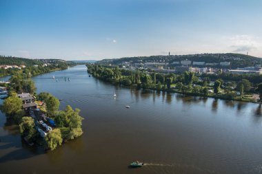 Prag, Çek Cumhuriyeti, Haziran 2019 - Vltava Nehri kıyısında güzel bir yaz günü