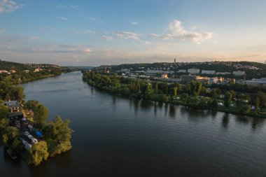 Prag, Çek Cumhuriyeti, Haziran 2019 - Vltava Nehri kıyısında güzel bir yaz günü