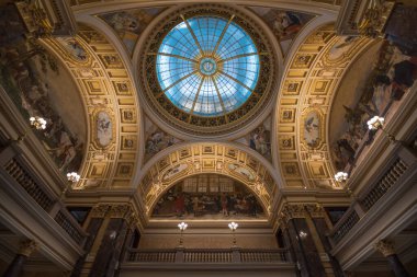 Prag, Çek Cumhuriyeti, Haziran 2019 - Wenceslas Meydanı 'ndaki güzel Prag Ulusal Müzesi' nin (Narodni Muzeum) iç manzarası 