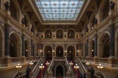 Prag, Çek Cumhuriyeti, Haziran 2019 - Wenceslas Meydanı 'ndaki güzel Prag Ulusal Müzesi' nin (Narodni Muzeum) iç manzarası 