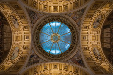 Prag, Çek Cumhuriyeti, Haziran 2019 - Wenceslas Meydanı 'ndaki güzel Prag Ulusal Müzesi' nin (Narodni Muzeum) iç manzarası 