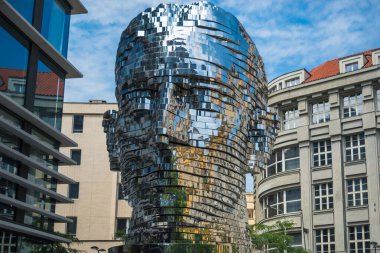 Prag, Çek Cumhuriyeti, Haziran 2019 - Kafka Heykeli olarak da bilinen Franz Kafka 'nın (Hlava Franze Kafky) görüşü