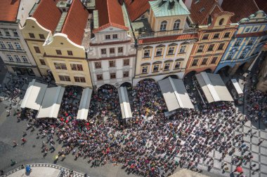 Prag, Çek Cumhuriyeti, Haziran 2019 - 12 Havarinin geçit törenini izlemek için ünlü Orloj 'un önünde toplanan turist kalabalığı