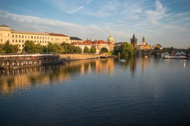 Prag, Çek Cumhuriyeti, Haziran 2019 - Vltava Nehri kıyısındaki Prag 'ın güzel gün batımı manzarası