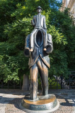 Prag, Çek Cumhuriyeti, Haziran 2019 - Franz Kafka 'ya adanmış ünlü anıtın manzarası