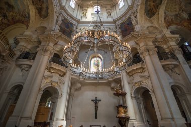 Prag, Çek Cumhuriyeti, Haziran 2019 - Prag 'ın güzel St. Nicholas Kilisesi' nin iç manzarası