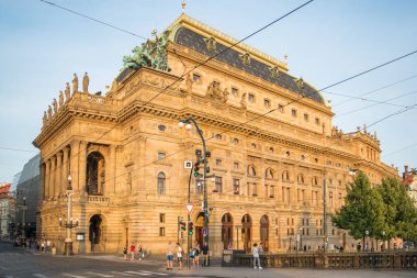 Prag, Çek Cumhuriyeti, Haziran 2019 - gün batımında Prag Ulusal Tiyatrosu (Narodni divadlo) manzarası