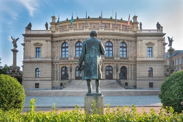 Prag, Çek Cumhuriyeti, Haziran 2019 - Rudolfinum 'un önündeki Antonin Dvorak heykeli 