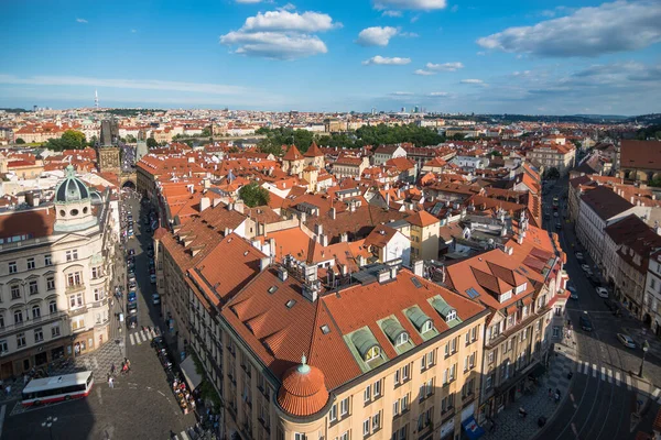 Prag, Çek Cumhuriyeti, Haziran 2019 - öğleden sonra St. Nicholas Kilisesi 'nin bakış açısından Prag' a geniş bir bakış açısı