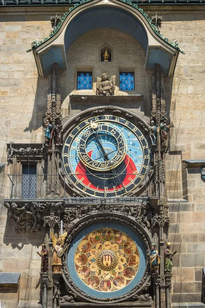 Prag 'ın ünlü astronomik saati ve Çek Cumhuriyeti Prag' daki Eski Belediye Binası 'nın bir kısmı olan Orloj' un daha yakından görülebiliyor.