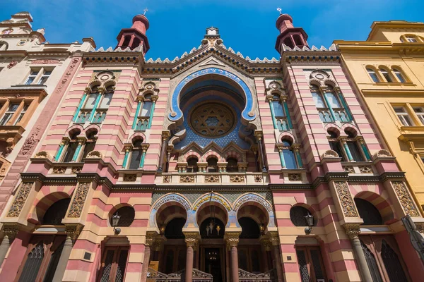 Prag, Çek Cumhuriyeti, Haziran 2019 - Prag 'ın Kudüs Sinagogu' nun dış görünümü